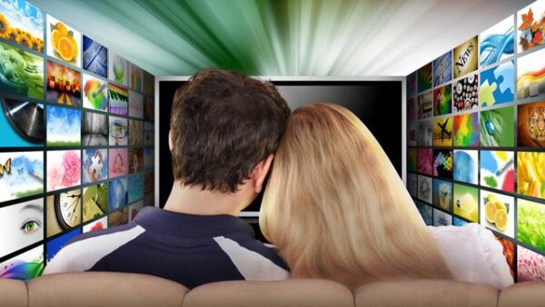 Mejores APPs para ver Series y Películas en TV Box - Ilustración de una TV Box con películas y series en su pantalla.