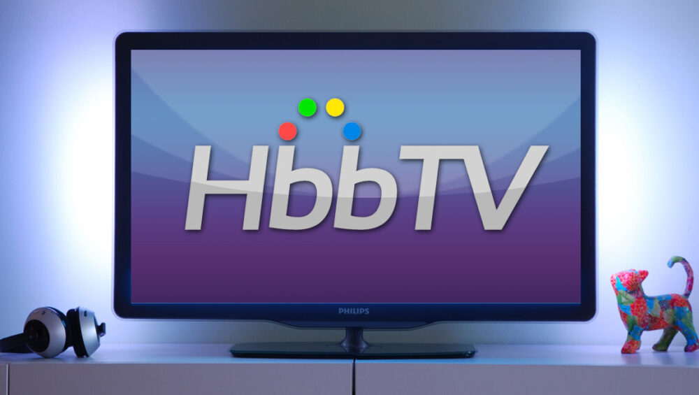 Mujer usando un Smart TV para acceder a canales gratis sin decodificador.