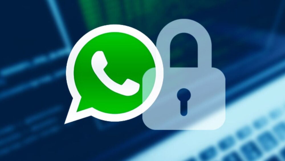 Smartphone con WhatsApp en pantalla y el logotipo de WhatsApp en primer plano.