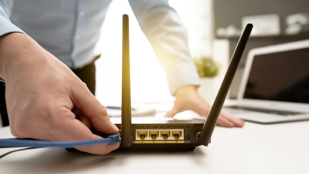 Router Antiguo en Uso Creativo