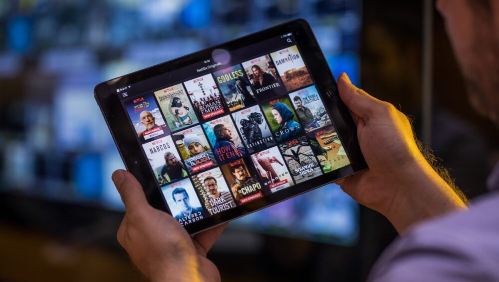 Tablet convertida en Smart TV para ver canales
