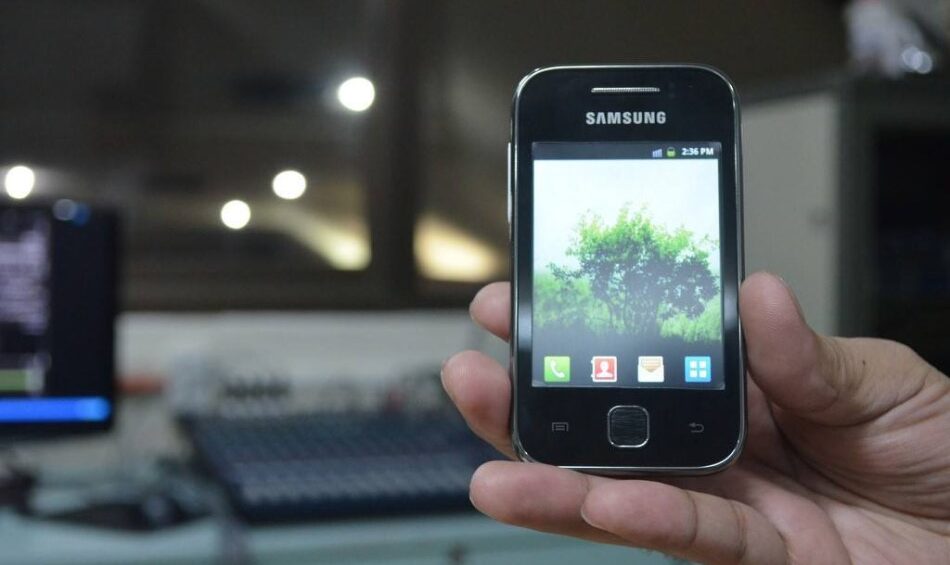 Requisitos Básicos Antes de comenzar, asegúrate de tener todas las partes necesarias para tu configuración particular: Dispositivo Android anfitrión para instalar CheapCast. Dispositivo remoto, como otro dispositivo Android, dispositivo iOS o una computadora portátil. Televisor con un puerto HDMI disponible. Cable micro HDMI (si tu dispositivo anfitrión tiene un puerto disponible). Adaptador MHL (la mayoría de los dispositivos Android insignia que no tienen puertos HDMI). Estos elementos son esenciales si deseas utilizar esta configuración en un televisor. Sin embargo, CheapCast también puede utilizarse para enviar videos entre varios dispositivos Android. En ese caso, puedes ignorar los últimos tres elementos mencionados anteriormente. Instalación de CheapCast en tu Dispositivo Android Usar CheapCast en un dispositivo Android es un proceso sencillo. Instala la aplicación desde la Play Store en el dispositivo que desees utilizar como receptor. En la pantalla principal, asigna un nombre a tu "Chromecast" virtual y, al igual que con el dispositivo real, cualquier dispositivo en la red podrá enviar videos a él. Es importante destacar que CheapCast se ejecuta como un servicio en segundo plano, por lo que es recomendable desactivarlo cuando no lo estés utilizando. Puedes desactivar el servicio desde la sombra de notificaciones de tu dispositivo. Adaptadores para Dispositivos sin Puerto HDMI Si tu dispositivo Android cuenta con un puerto micro HDMI, estás de suerte. Solo necesitas un cable para conectar tu dispositivo al televisor. Sin embargo, la mayoría de los dispositivos insignia recientes no incluyen esta característica. En ese caso, necesitarás un poco de equipo adicional. La mayoría de los dispositivos insignia admiten la tecnología MHL, lo que significa que puedes comprar un adaptador (mucho más económico que un Chromecast) que te permitirá transmitir video HD a través de tu puerto micro USB. Simplemente conecta el adaptador a tu teléfono o tableta y luego utiliza un cable HDMI estándar para conectarlo al televisor. Ampliando las Posibilidades Al principio, el Chromecast tenía un número limitado de aplicaciones oficialmente compatibles, como Netflix, YouTube, Play Movies y Music. Sin embargo, desarrolladores de aplicaciones como Blip, Vevo, Devour, Hulu Plus y HBO Go se comprometieron a brindar soporte para el Chromecast. Además, la comunidad de desarrolladores ha creado soluciones prometedoras para transmitir videos en diversas direcciones. Koushik Dutta (conocido por ClockworkMod y DeskSMS) ha demostrado la transmisión desde Dropbox, la galería de tu teléfono, fuentes de video RSS y más, directamente desde CyanogenMod. En resumen, existen muchas formas emocionantes en las que el Chromecast podría volverse aún más interesante en el futuro. ¿Por qué Convertir tu Teléfono en un Chromecast? Si tienes un dispositivo Android que ya no utilizas y puedes conectarlo a un televisor, y si dispones de otro dispositivo móvil que pueda funcionar como control remoto, no necesitas buscar el agotado stick HDMI de $35. Además, esta solución es excelente para transferir videos entre dispositivos móviles. Si bien no es una solución perfecta para todo, es una manera rápida y sencilla de resolver el problema de "preferiría ver esto en mi televisor". En conclusión, aunque las posibilidades de uso del Chromecast siguen siendo limitadas por la cantidad y el tipo de aplicaciones que lo admiten, el desarrollo en este campo es prometedor. Recomendaciones Finales Si estás buscando una forma creativa y económica de darle un nuevo propósito a tu antiguo dispositivo Android, convertirlo en un Chromecast casero puede ser la solución perfecta. Sigue los pasos mencionados anteriormente y explora las posibilidades que esta transformación puede ofrecer. Convierte tu antiguo teléfono en un centro de entretenimiento multimedia y disfruta de tus contenidos favoritos en la pantalla grande. ¡La tecnología nunca deja de sorprendernos! ¡Disfruta de tu nuevo Chromecast casero y todas las experiencias que puede brindarte!