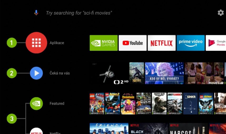 Hombre usando el control remoto para limpiar la caché de aplicaciones en su Android TV