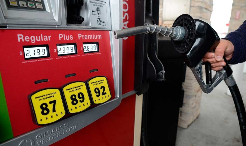 Gasolinera afectada por contaminación de combustible en Florida.