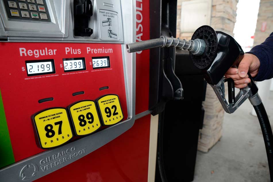 Gasolinera afectada por contaminación de combustible en Florida.