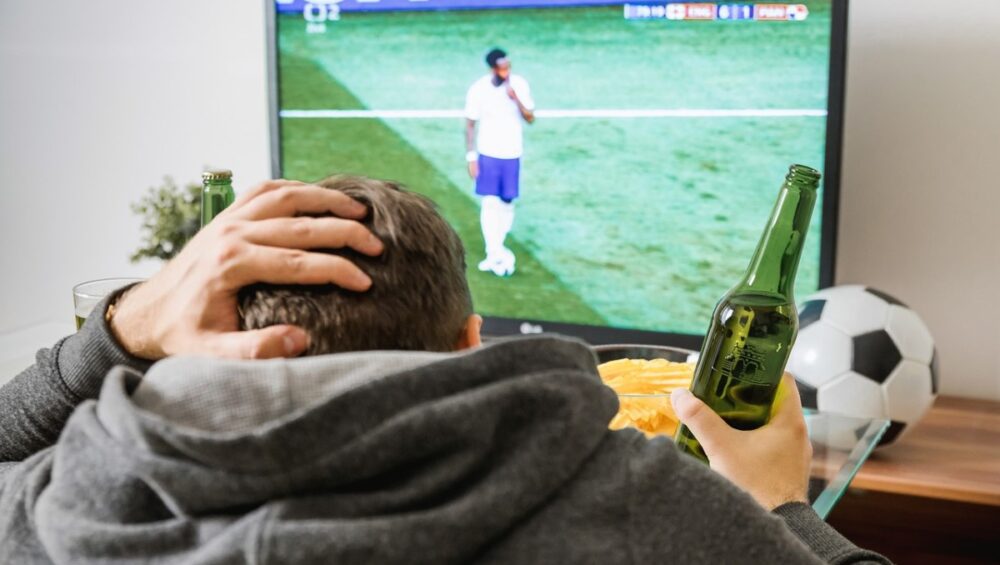 Smartphone con aplicación de fútbol en pantalla.