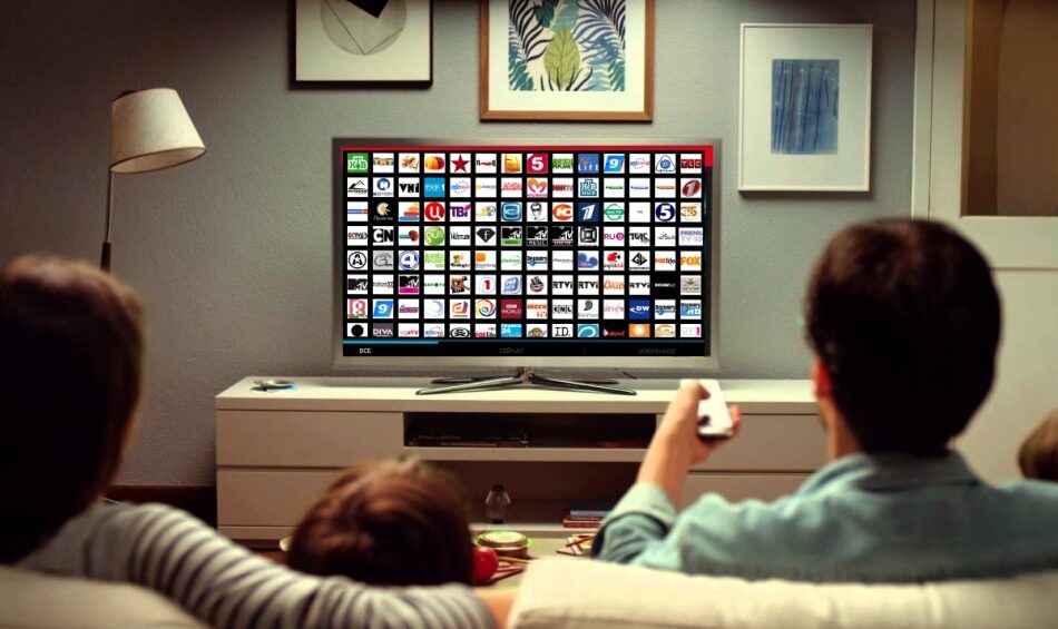 Control remoto de Smart TV con botón azul y menú TDT.