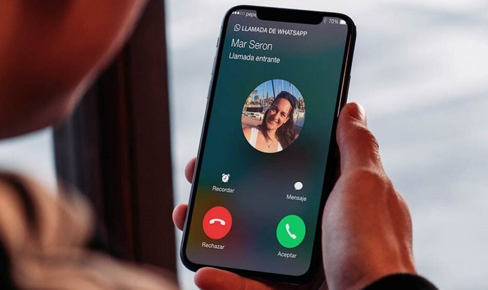 Indicador de llamada de WhatsApp en un teléfono