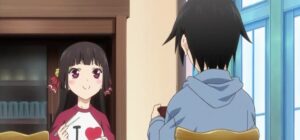 Una joven sonriente con una camiseta que dice "I ❤️ 大哥" mira a un chico de espaldas, simbolizando el cariño de una hermana a su onii-chan.