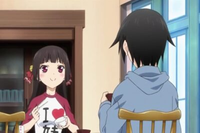 Una joven sonriente con una camiseta que dice "I ❤️ 大哥" mira a un chico de espaldas, simbolizando el cariño de una hermana a su onii-chan.