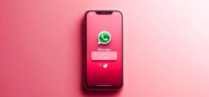 Interfaz de WhatsApp Plus en tono rosado