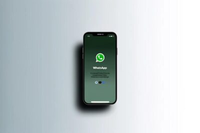Smartphone mostrando llamada sospechosa en WhatsApp